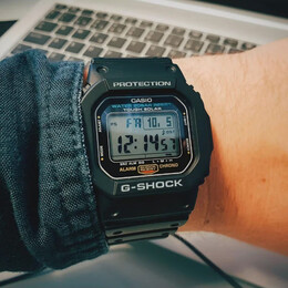 卡西欧（CASIO）G-SHOCK方块太阳能系列表数字显示多功能运动防水手表情人节礼物 太阳能G-5600UE-1