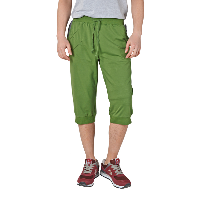 了一条浅绿色的运动裤,应该配一双什么颜色的