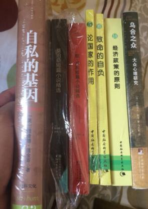 人生变幻无常,我们所能掌控的,不过是自己的心情。无论失去什么,都不要失去好心情。 生命中有很多事情足以把你打倒,但真正能把你打倒的是你的心态。因此,情绪低落时,别忘了接纳自己,帮助自己。你可以做得更好。 2.温润鸡汤,不伤口 人生的障碍不是来自于别人,而是自己耗损自己。一切问题,最终都是时间问题。一切烦恼,其实都是自寻烦恼。无论失去什么,都不要失去好心情。 3.华语畅销,倾情首发 她是喜爱阅读、电影和美食的巨蟹座女孩;她是独在异乡,努力追梦的坚强姑娘;她是有着16700000次点赞,超千万次阅读的人气作家。这是她的记忆,也是来自她内心深处的美好感动与久违的问候。她的作品里有你的影子,她用文字告诉你,这是一份给你的礼物:你可以把它放在书架,对这份心意却不要不在乎。 4.亲情推荐,舒心而活 生活是一碗五味俱全的汤,酸甜苦辣咸每种味道都要品尝。在不如意的日子里,我们要学会包容和接受。不对抗、不逃避,改变能改变的,接受不能改变的,那么无论人生如何跌宕起伏,我们都能活得安心快乐。
