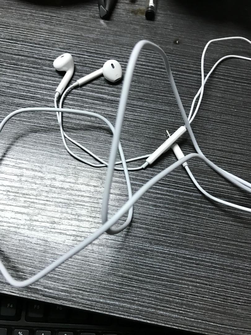 在经常购物,印象中第一次发表评论,也没有这个时间,实在是无法使用,绝对的差评;充电是快,刚充不到5分钟,在确保接触良好的情况下,手机就提示不断在通与断的状态,而且这很容易伤害到我苹果手机的电池寿命而且发现充电座到USB母座连接处都很烫;刚收到使用就对这款产品失望,对失望