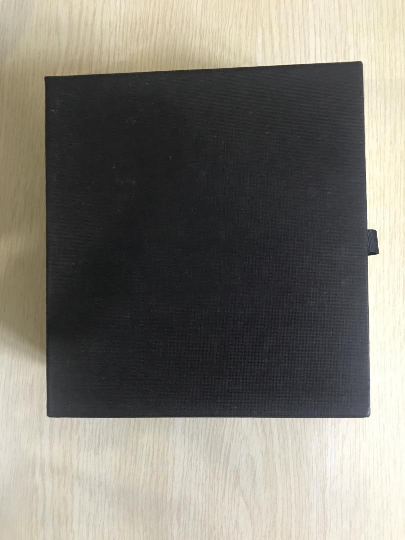 包装特别不上档次还有破损的痕迹 不适合拿来送人 昨天买完今天就降了100 太不爽了
