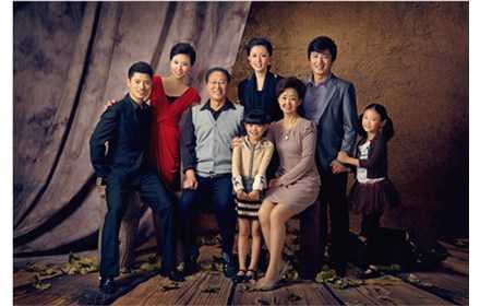 仅售898元,价值4688元的无锡蔓妮摄影全家福服装提供每人两套写真服装