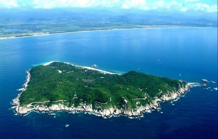 亲们请注意啦!!!住岛客人需于当日下午16:00前抵达,逾时无船,后果自负。 上午:8:00开船 下午16:00最后一班船上岛,当日最后一班船离岛时间为晚上17:00(随当天的天气情况而定)。每20分钟一班船往返于蜈支洲岛与海南岛陆地之间。 蜈支洲岛度假中心介绍 蜈支洲岛位于距三亚市40公里的林旺镇后海村相隔约2.
