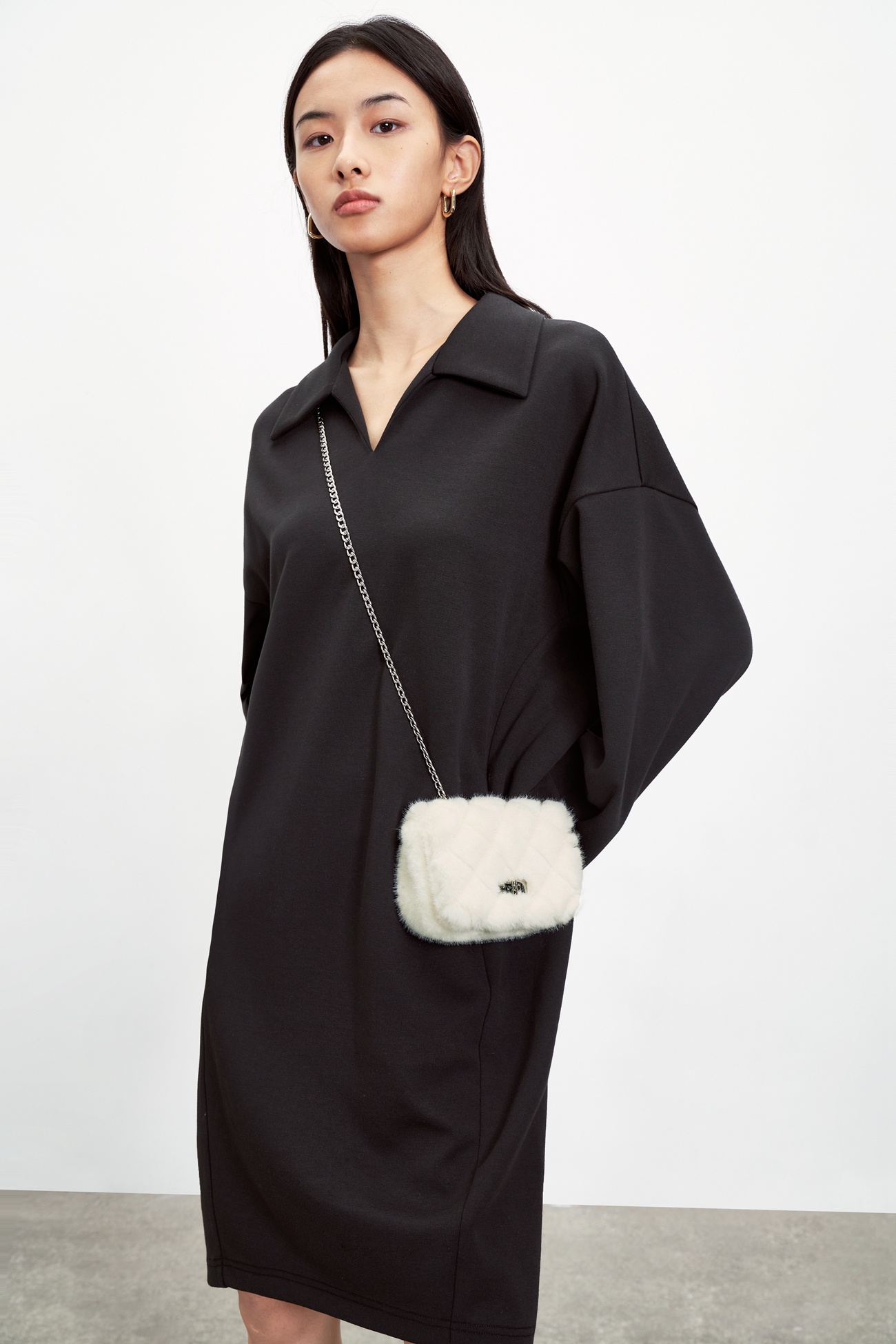 urbanrevivo2021秋季新品女士配件时尚毛绒菱格包包aw36bg3n2001本白