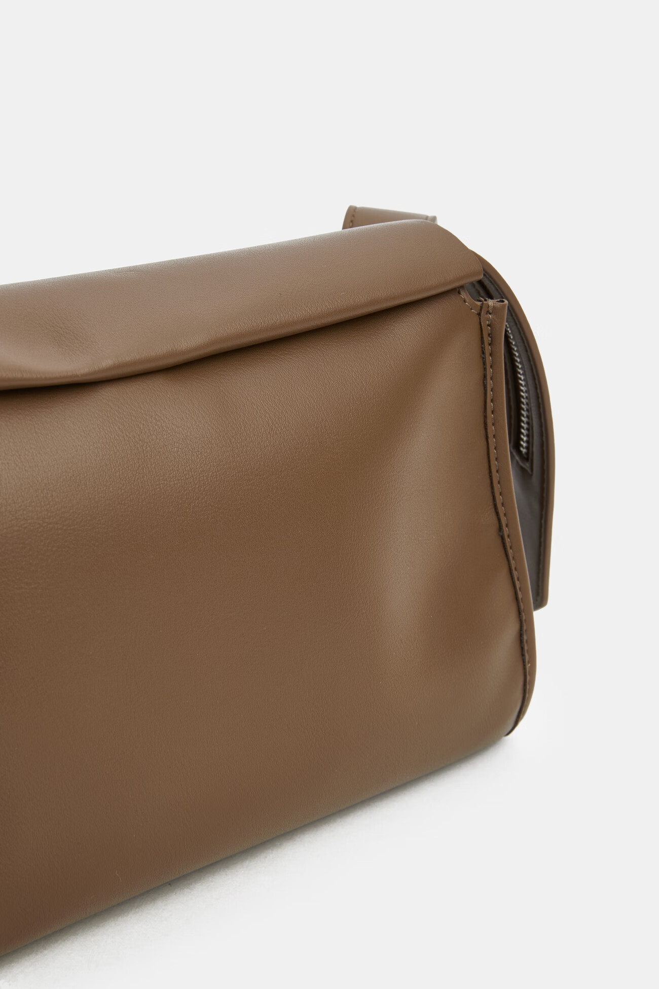 urbanrevivo2021冬季新品女士配件ins风简约斜挎包aw48tg3n2002深棕色