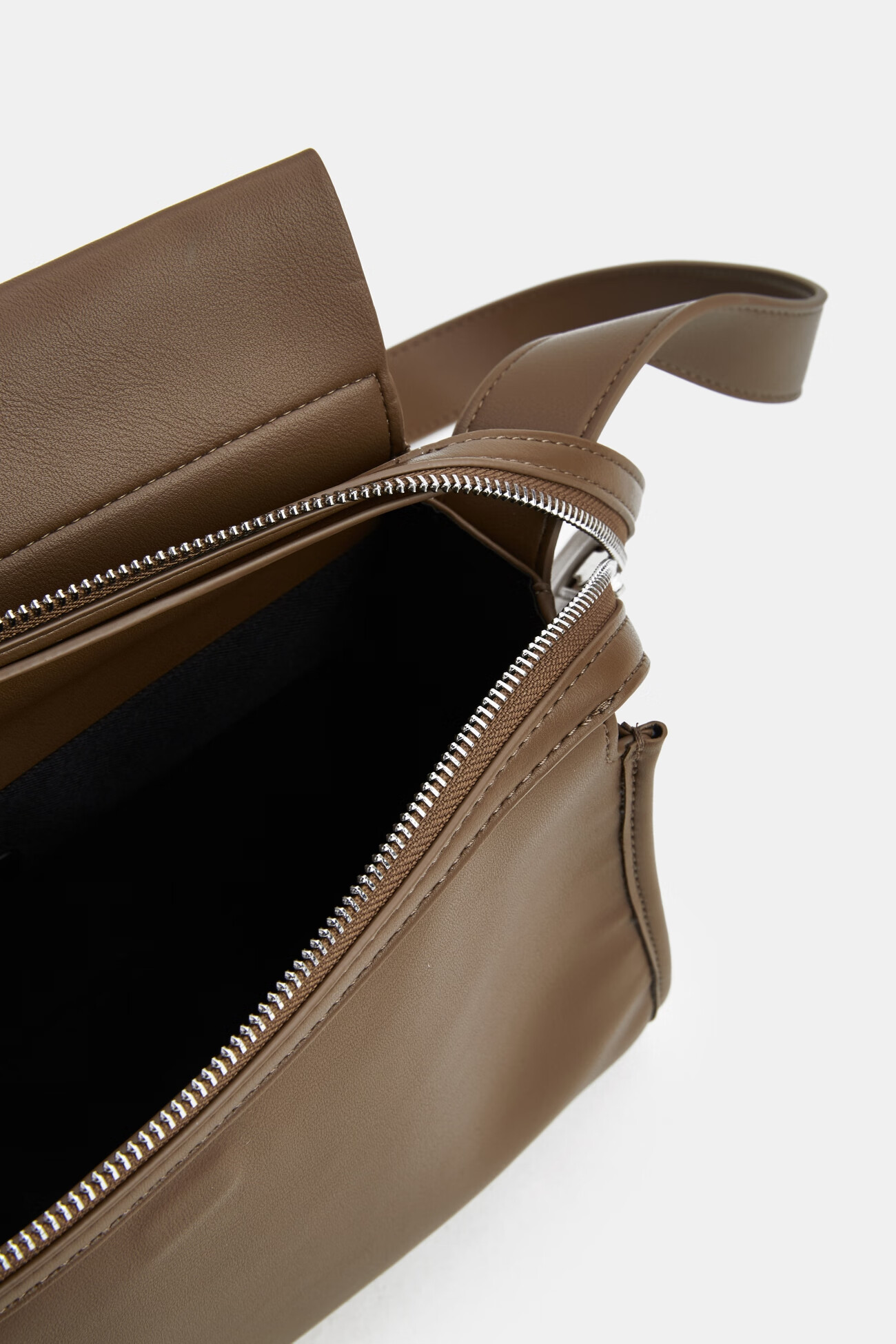 urbanrevivo2021冬季新品女士配件ins风简约斜挎包aw48tg3n2002深棕色