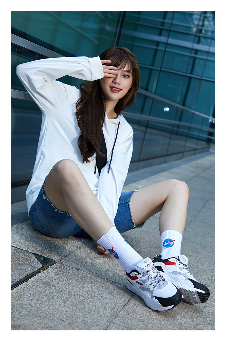 特步女鞋运动鞋女2022春夏季新款百搭小白鞋皮面保暖舒适网透气休闲