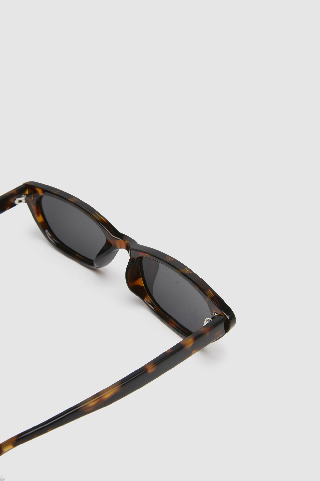 urbanrevivo2022春季新品女士配件摩登潮酷墨镜aw10ta8n2014正黑