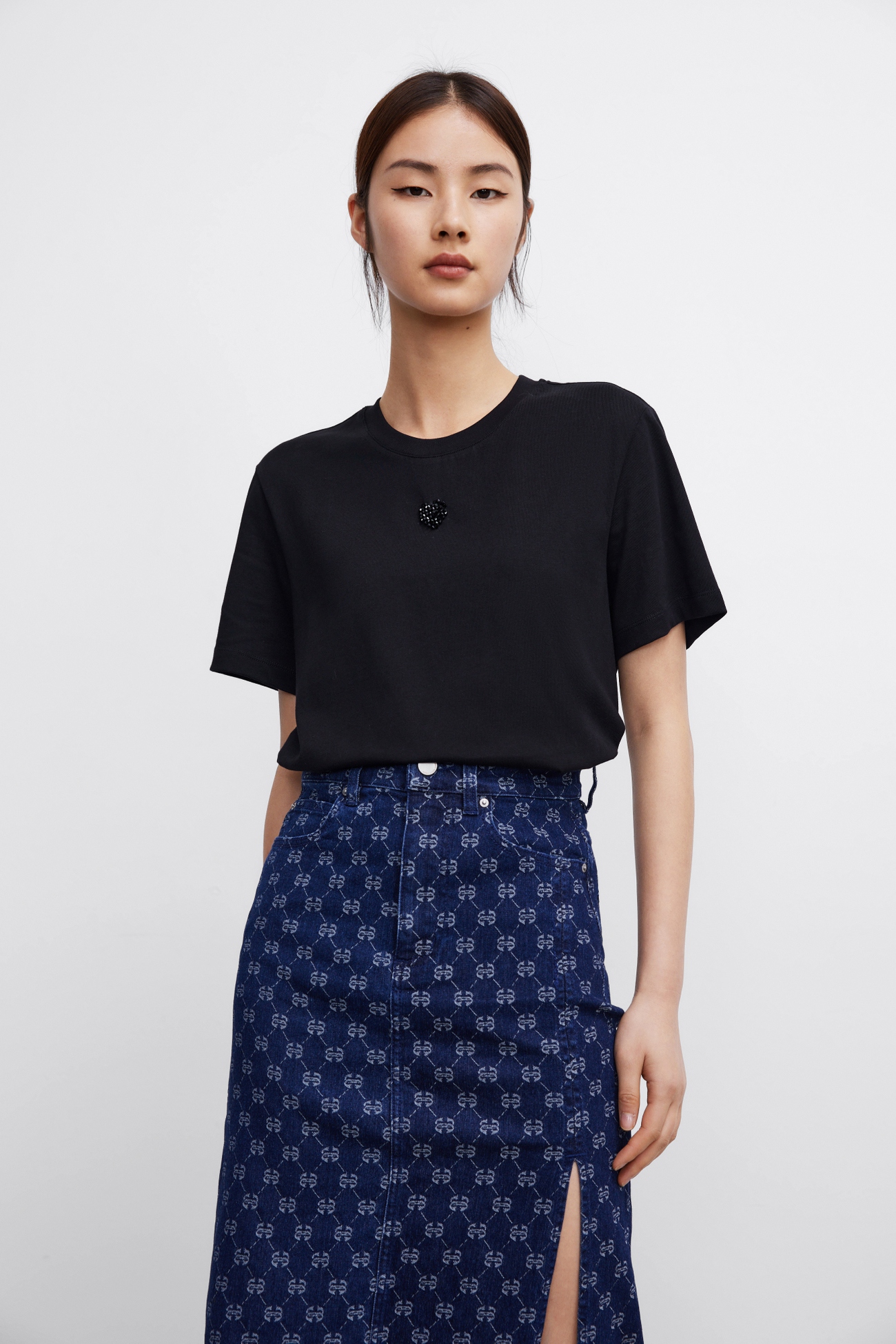 ur2022春季新品女装时尚休闲珠绣爱心薄款圆领t恤wg10r4mn2002本白l