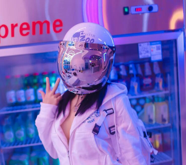 柒柒要乖哦《骑行少女》:小姐姐带你穿越赛博朋克世界