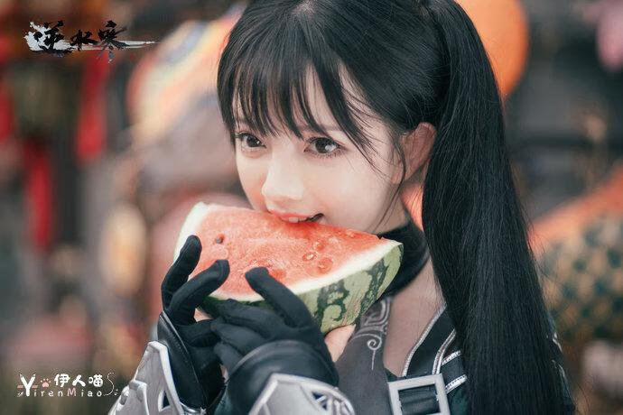 王奕萌 逆水寒吃西瓜 (1).jpg 抖音网红蔡萝莉和中国第一萝莉王奕萌究竟谁更胜一筹?富婆蔡萝莉的家庭背景是怎样的?