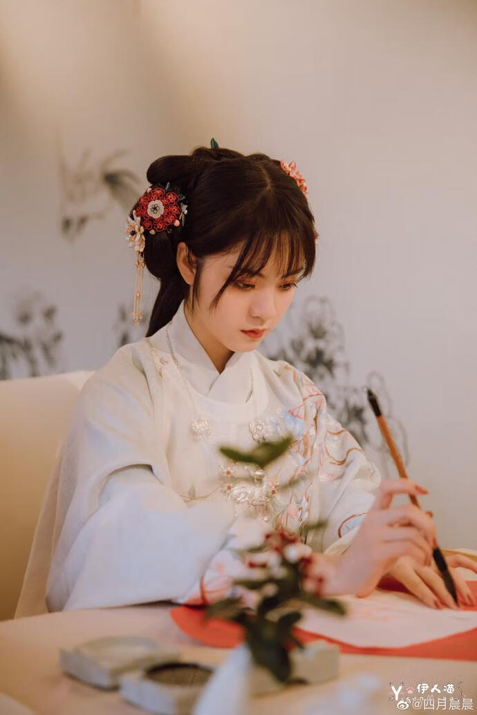 抖音汉服博主四月晨晨 (7).jpg