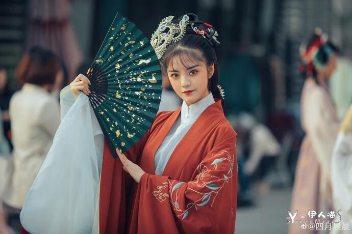 抖音汉服博主四月晨晨完美还原玉兔精等经典角色灵动而又超脱