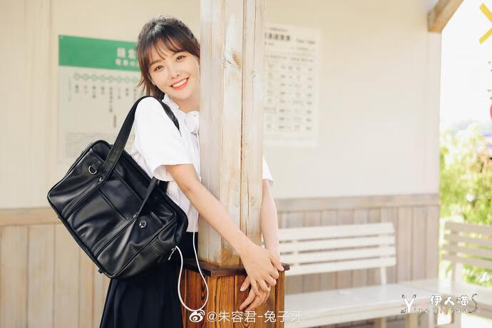 抖音网红兔子牙朱容君 (17).jpg 抖音网红兔子牙朱容君在哪个平台直播过?凭借甜甜的声线和绝佳的形象迅速走红