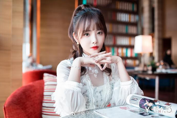 抖音网红兔子牙朱容君 (1).jpg 抖音网红兔子牙朱容君在哪个平台直播过?凭借甜甜的声线和绝佳的形象迅速走红