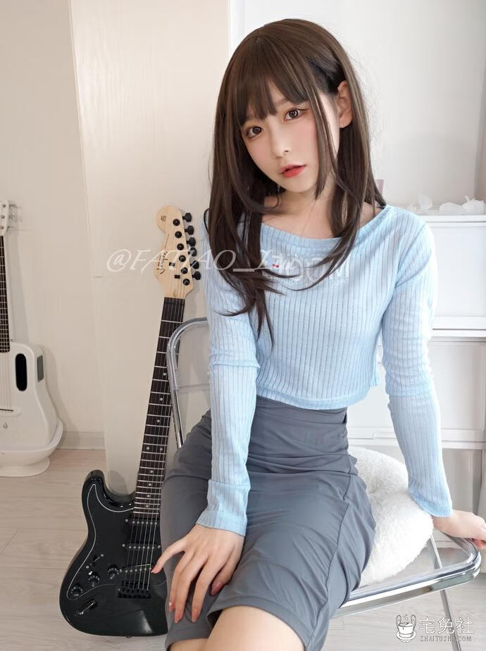 迷之呆梨 NO.004 吉他妹妹.jpg 迷之呆梨图片全图中的夏末cos,萌与性感完美碰撞!