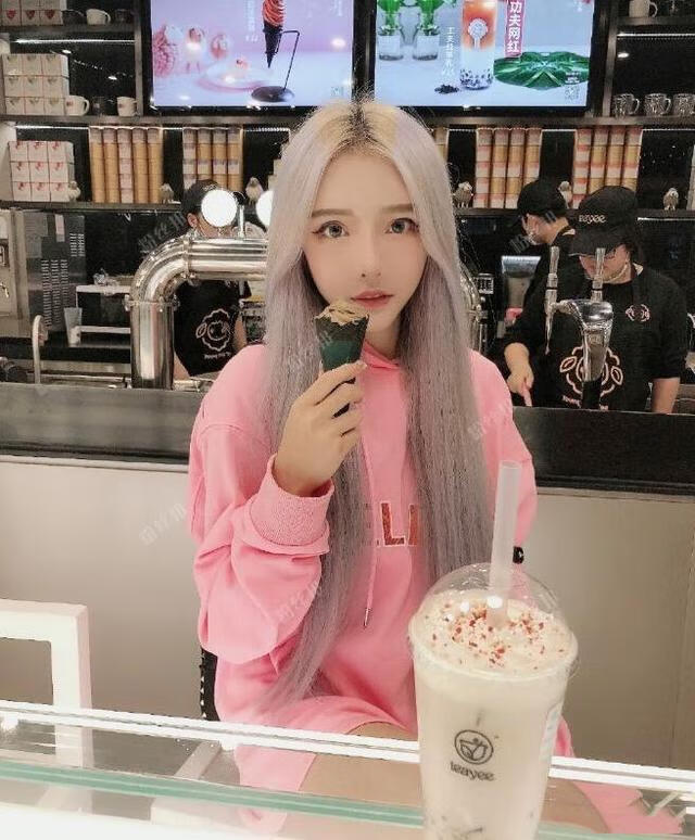 泳池激情!折耳鱼不呼吸9分32秒泳池视频为爱鼓掌有多惊艳? 宅兔社 (2).jpg 折耳鱼不呼吸9分32秒泳池视频为爱鼓掌有多惊艳?