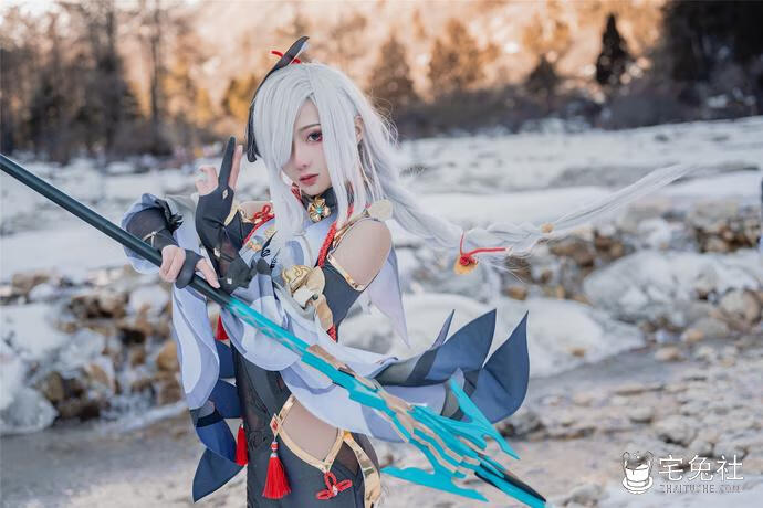 如月灰超绝申鹤Cosplay，冻上雪山也要还原完美角色！