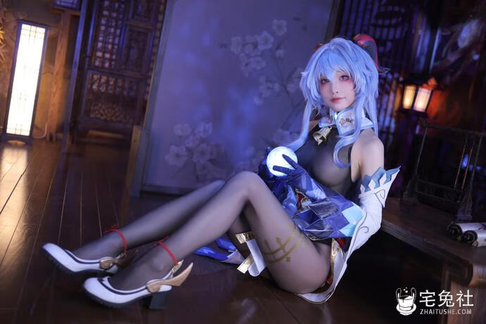 诱人身材太惹火！水淼aqua甘雨魅魔同人cos作品魅力降临