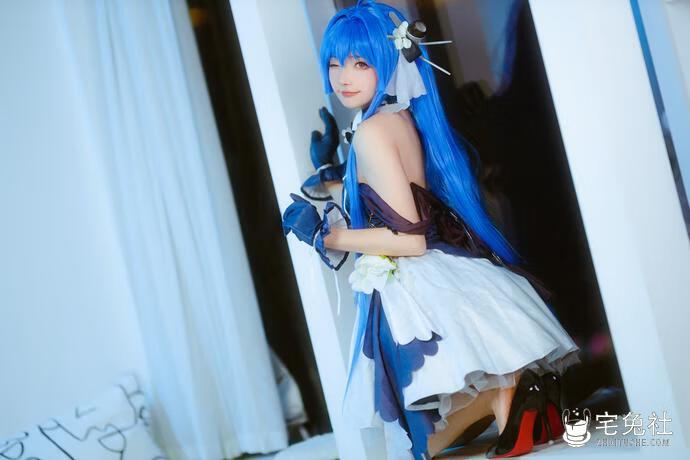 是三不是世w海伦娜免费图集在哪里能看？甜美笑容软萌又撩人