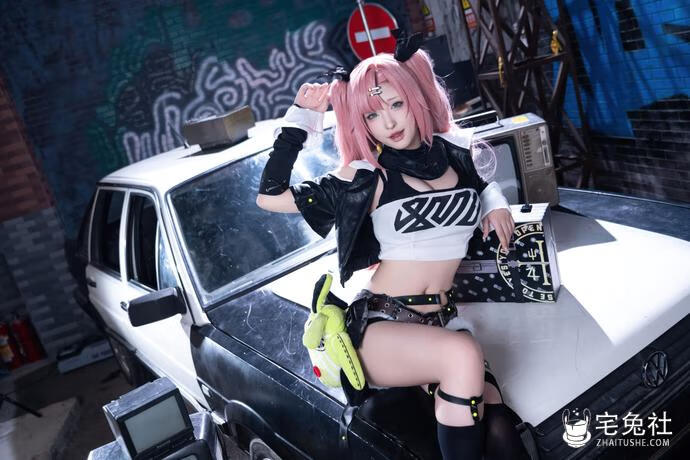 捂脸观看！美艳清水由乃抹油把靡烟旗袍穿出了比基尼的视觉