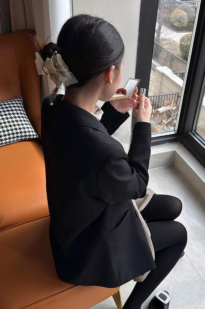 西服下厚黑丝与方扣平底鞋