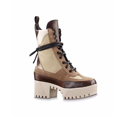 

Latest luxury Women designer boots Martin Desert Boot flamingos Love arrow medal 100 real leather coarse size US5-11 Winter shoes
