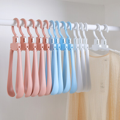 

Maybelline 5 sticks foldable wide shoulders without trace hangers convenient to store a button to receive clothes random colors