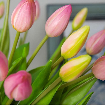 

Factory direct Yiwu simulation bouquet wholesale hand tied tulip shopping mall window decoration fake flower wedding potted red