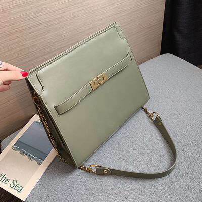 

Ins leisure simple chain big bag girl 2019 new fashion senior feeling Kelly bag single shoulder oblique bag tide