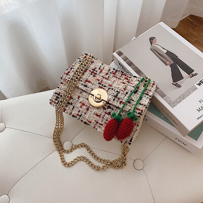 

On the new ins super fire woolen bag female 2019 new Korean version of the wild single shoulder slung fashion chain small square bag