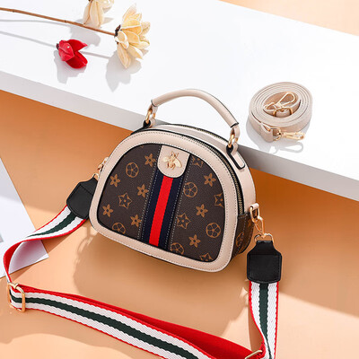 

On the spring style the new female Bao Chao Korean version of ins100 fashion women slanted Bao Xia on one shoulder