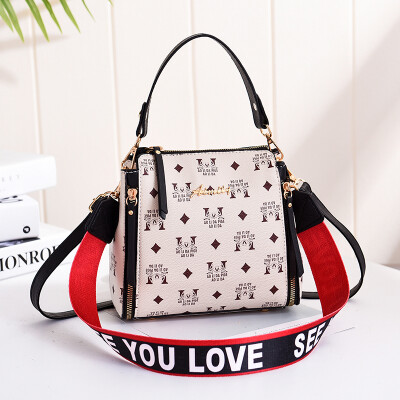 

In summer the new tide of Korean womens handbags fashion handbags simple Joker shoulder Messenger bag