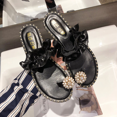 

In summer Korean version of Joker Lotus Leaf Pearl rhinestone set toe flat slippers ins port wind tide