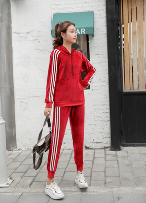 

The new golden fleece sport suit for women in autumn&winter 2018 looks thin&slim with two pieces of casual sweater