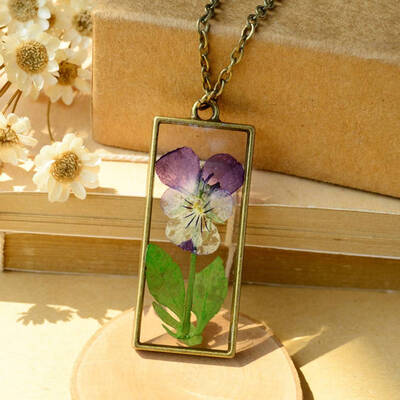 

Retro Pressed Natural Dried Pansy Flower Round Pendant Women Alloy Necklace for Travel Daily