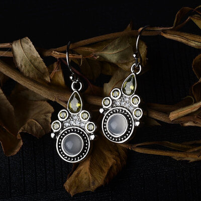 

Creative Water Drops Cat Claw Footprints Earrings Inlaid with Moonstone Coloured Gemstone Earrings