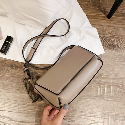 

On the new chic retro bag female 2019 new Korean version of the wild single shoulder slung fashion casual simple small square bag