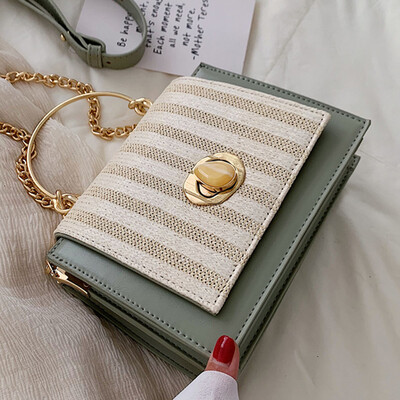 

The new 2019 fashion lock chain messenger bag for women with western style texture is a versatile fashion shoulder bag for women