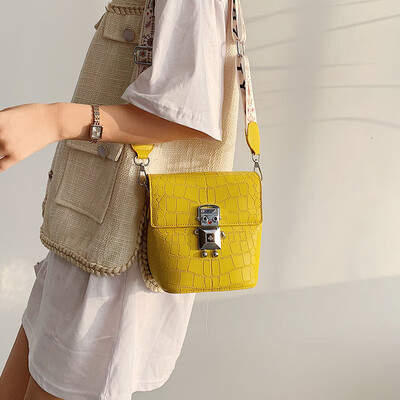 

Popular bag female 2019 new wave Korean version of the wild Messenger bag wide shoulder strap one shoulder foreign fashion small square bag