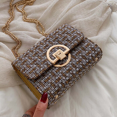 

On the new female 2019 new spring tide Korean version of Joker Messenger bag chic chain fashion small square bag