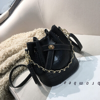 

On the new chic retro small bag female 2019 new Korean version of the Messenger bag fashion wild shoulder simple bucket bag
