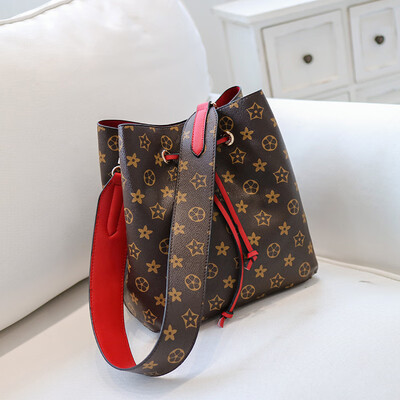 

Bucket bag female 2019 new Korean version of the simple wild print wide shoulder strap Messenger bag shoulder bag large capacity old flower bag