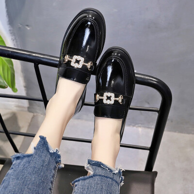 

2019 new lucky shoes Korean version of rhinestone buckle patent leather deep round head low documentary shoes small leather shoes