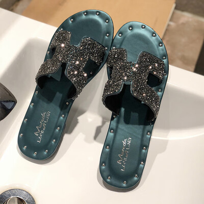 

Korean version of 2019 summer new fashion women wearing H slippers rhinestone port wind flat bottom drag beach sandals women