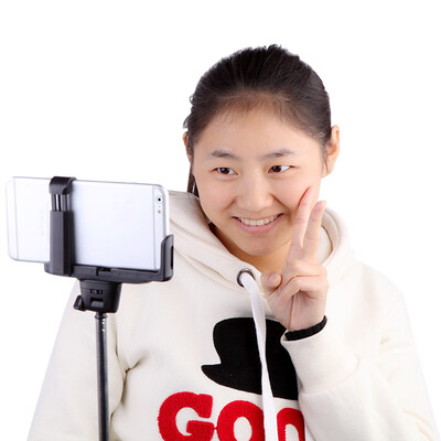 

2-in-1 Extendable Wireless Bluetooth 30 Selfie Handheld Monopod Stick Holder Remote Button with Clip for iPhone 4S 5 5S 5C 6 6 Pl