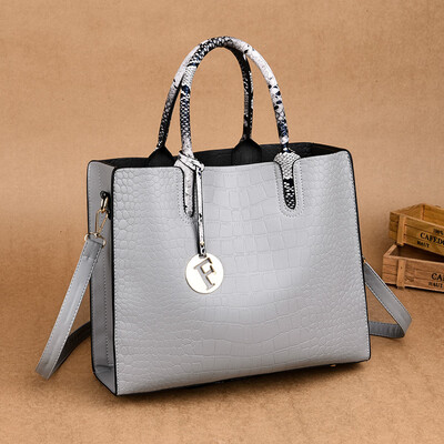 

A womans bag a handbag a big bag a middle-aged mother a fashion a lot of capacity