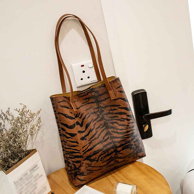 

Tailored Fashion Womens Leopard Large-Capacity Retro Bag Handbag Student Messenger Bag