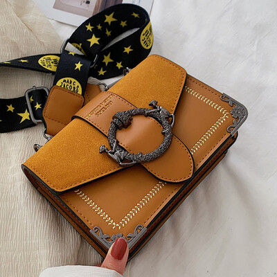 

On the new wide shoulder strap port wind small square bag 2019 new Korean version of Joker shoulder Messenger bag womens bag tide