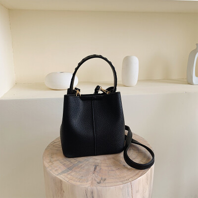 

Ins Early Autumn Retro Bag Fashion Simple Handheld Womens Bag New 2019 Litchi Bucket Messenger Bag